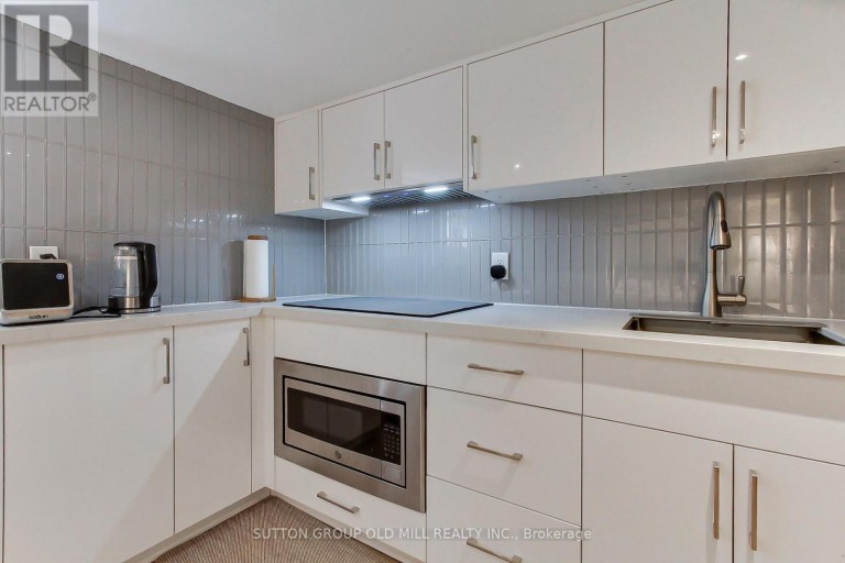 8 LOCKHEED BOULEVARD, Toronto (Humber Heights), Ontario, M9P2H6