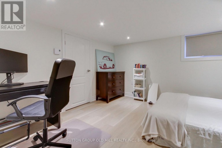 8 LOCKHEED BOULEVARD, Toronto (Humber Heights), Ontario, M9P2H6