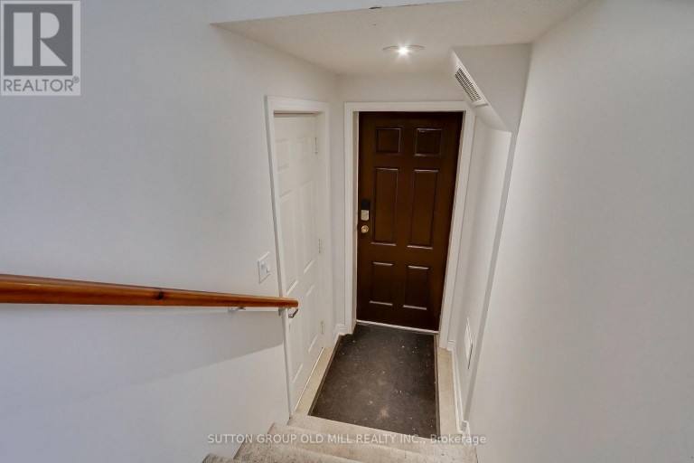 8 LOCKHEED BOULEVARD, Toronto (Humber Heights), Ontario, M9P2H6