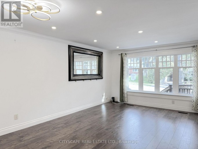 60 HILLVIEW DRIVE, Newmarket (Bristol-London), Ontario, L3Y4H9