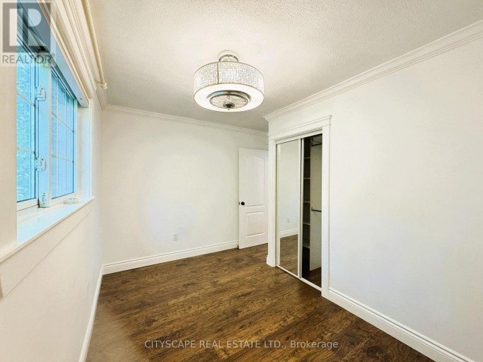 60 HILLVIEW DRIVE, Newmarket (Bristol-London), Ontario, L3Y4H9
