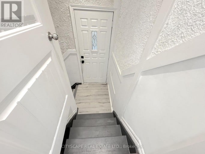 60 HILLVIEW DRIVE, Newmarket (Bristol-London), Ontario, L3Y4H9