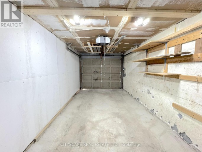 60 HILLVIEW DRIVE, Newmarket (Bristol-London), Ontario, L3Y4H9