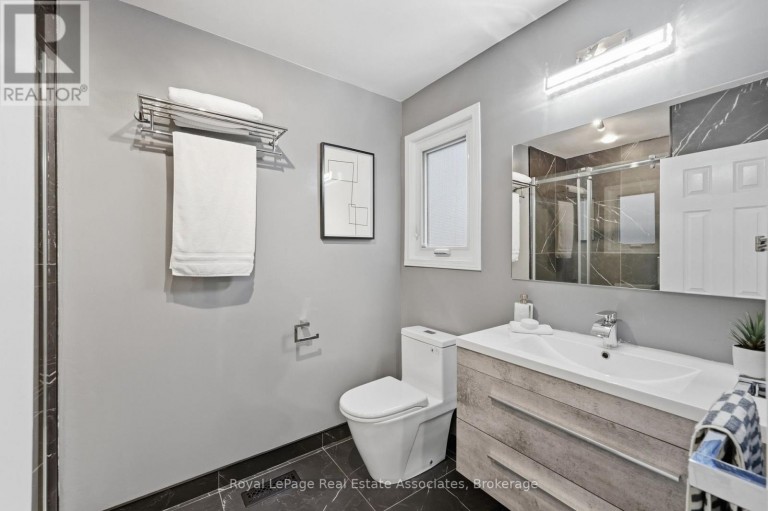 1924 BALSAM AVENUE, Mississauga (Clarkson), Ontario, L5J1L2