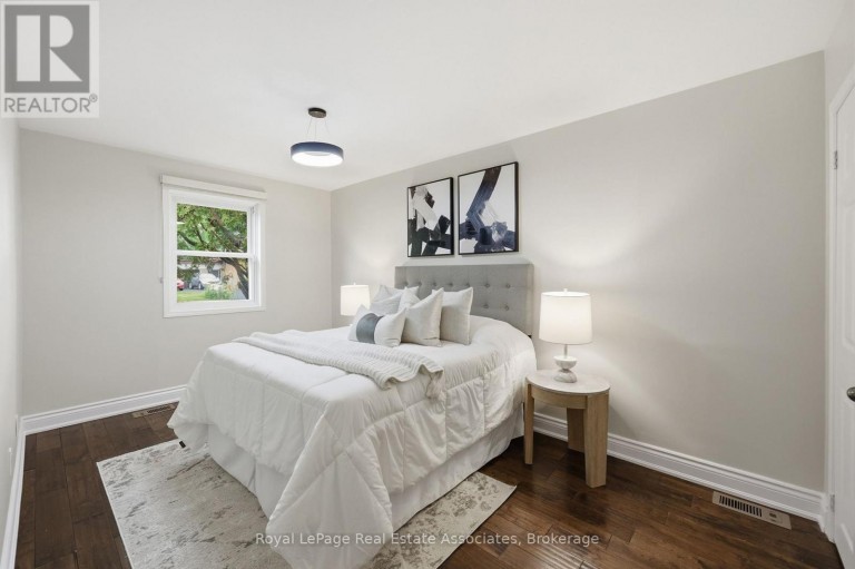 1924 BALSAM AVENUE, Mississauga (Clarkson), Ontario, L5J1L2