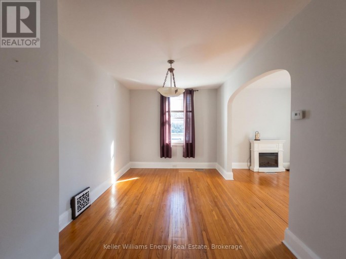204 GIBB STREET, Oshawa (Vanier), Ontario, L1J1Y7