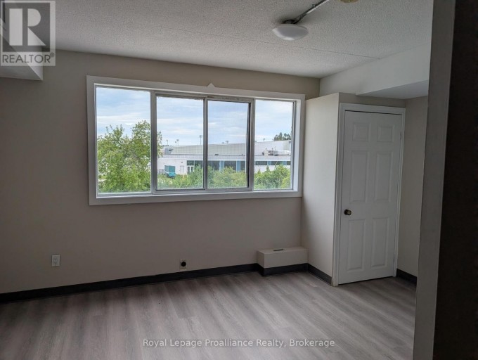 4 - 1837 LANSDOWNE STREET W, Peterborough (Otonabee Ward 1), Ontario, K9K1R4