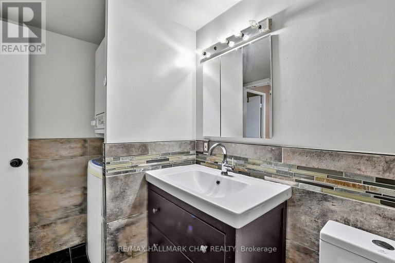 705 - 326 MAJOR MACKENZIE DRIVE E, Richmond Hill (Crosby), Ontario, L4C8T4