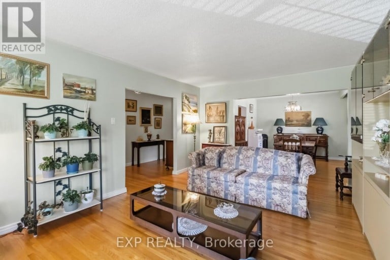 152 HILDA AVENUE, Toronto (Newtonbrook West), Ontario, M2M1V9