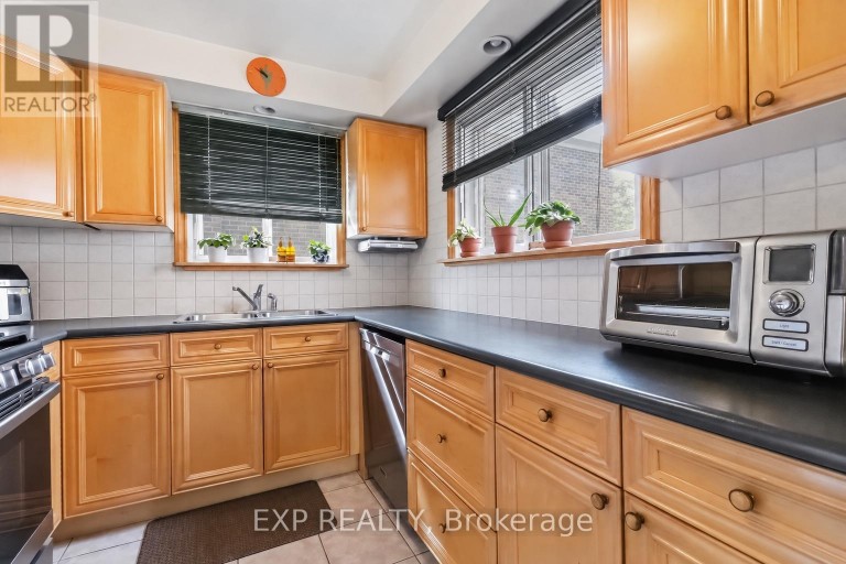 152 HILDA AVENUE, Toronto (Newtonbrook West), Ontario, M2M1V9
