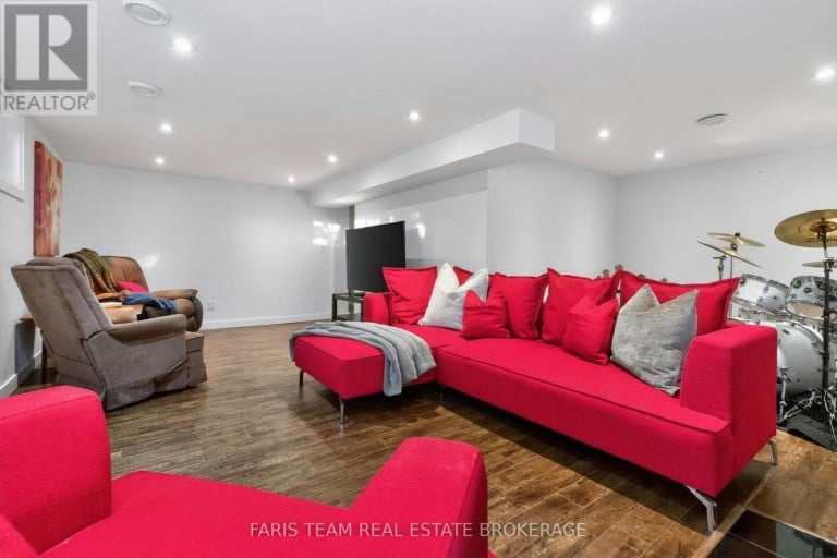 44 JEFFERY STREET, Penetanguishene, Ontario, L9M1K5