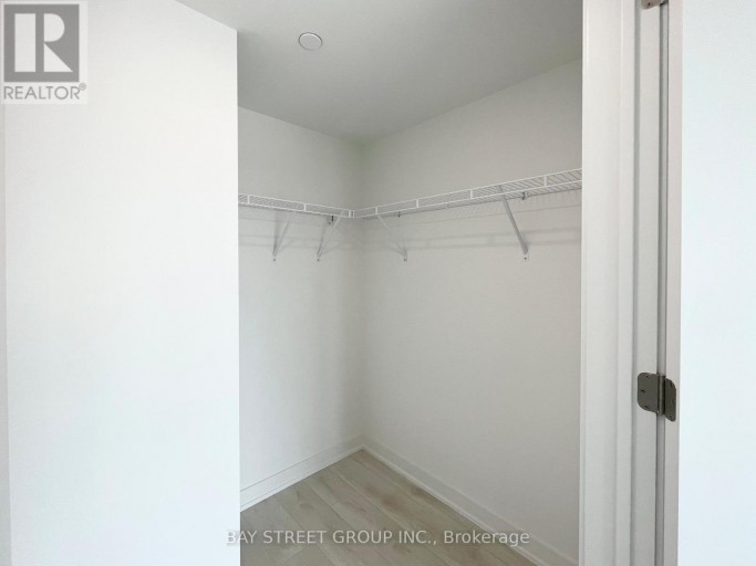 817 - 8 TIPPETT ROAD, Toronto (Clanton Park), Ontario, M3H0E7