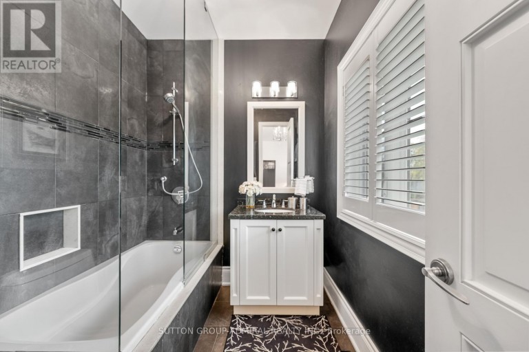9 CHESHIRE DRIVE, Toronto (Princess-Rosethorn), Ontario, M9B2N7