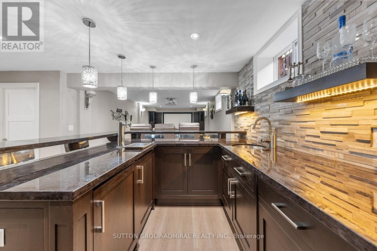 9 CHESHIRE DRIVE, Toronto (Princess-Rosethorn), Ontario, M9B2N7