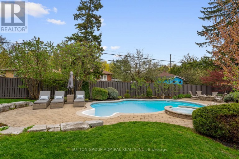 9 CHESHIRE DRIVE, Toronto (Princess-Rosethorn), Ontario, M9B2N7