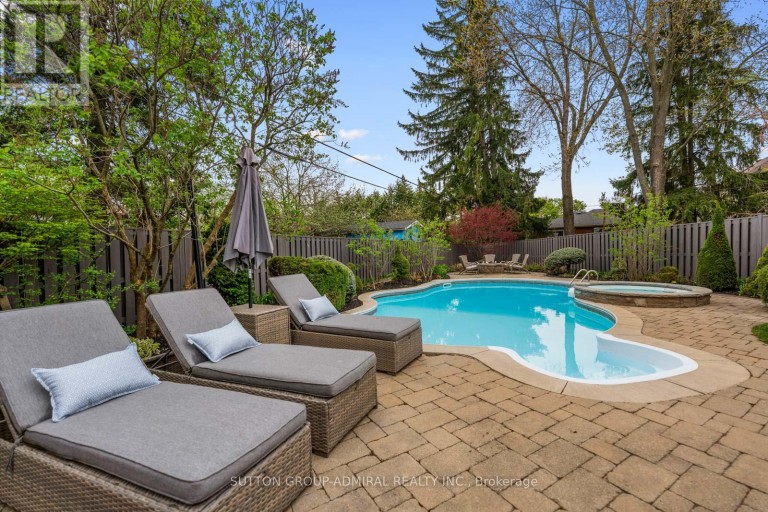 9 CHESHIRE DRIVE, Toronto (Princess-Rosethorn), Ontario, M9B2N7