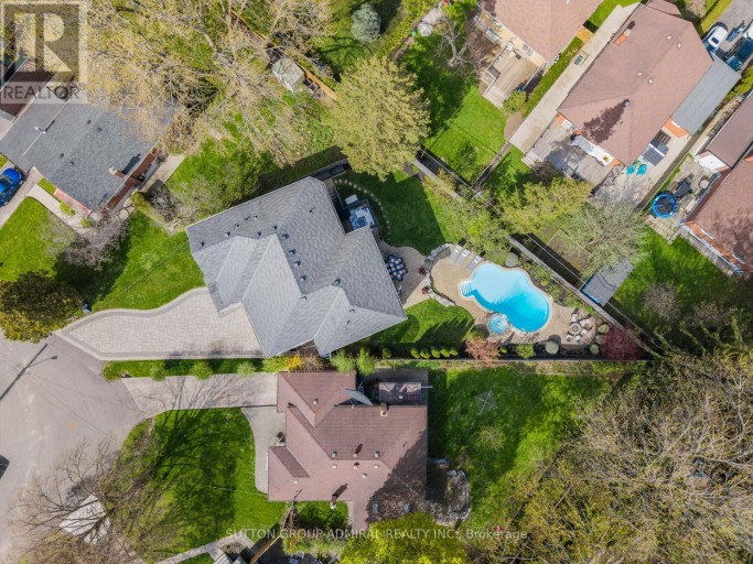 9 CHESHIRE DRIVE, Toronto (Princess-Rosethorn), Ontario, M9B2N7