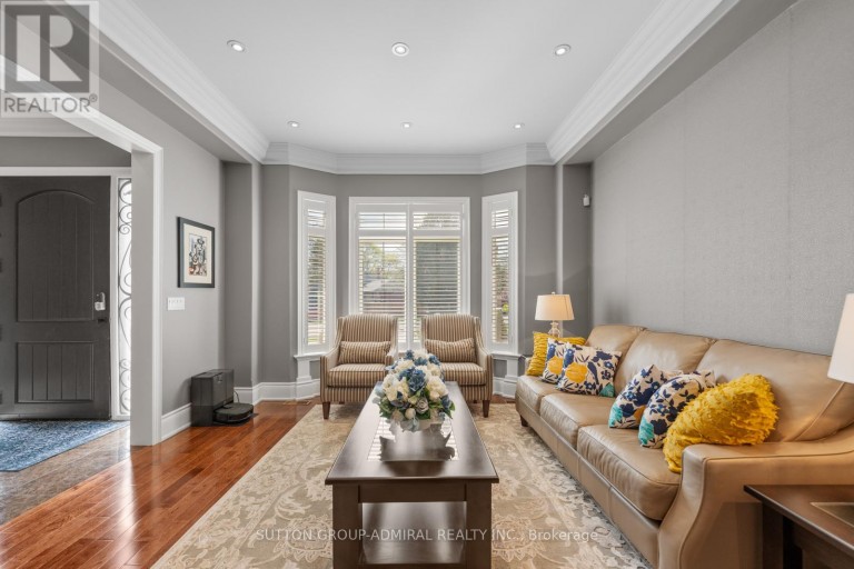 9 CHESHIRE DRIVE, Toronto (Princess-Rosethorn), Ontario, M9B2N7