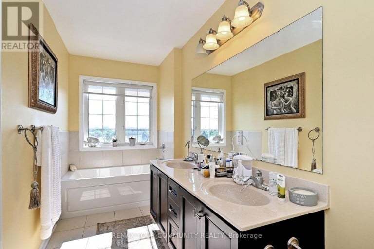 30 SPRUCE PINE CRESCENT, Vaughan (Patterson), Ontario, L6A4T3