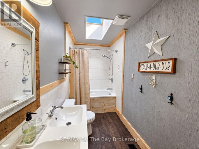 2 RED OAK DRIVE, Wasaga Beach, Ontario, L9Z1J5