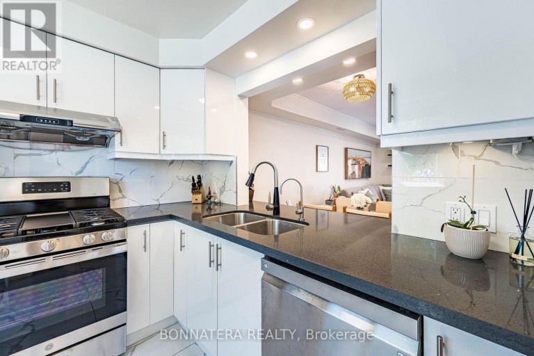 2097 MARINE DRIVE, Oakville (BR Bronte), Ontario, L6L1B8