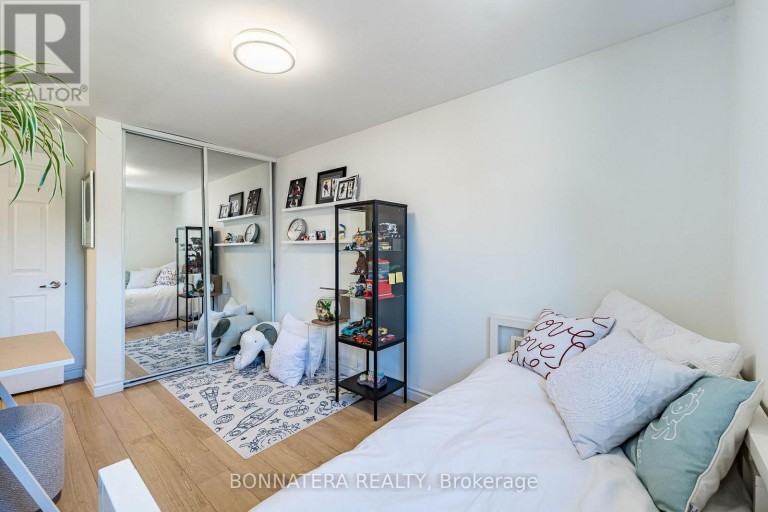 2097 MARINE DRIVE, Oakville (BR Bronte), Ontario, L6L1B8