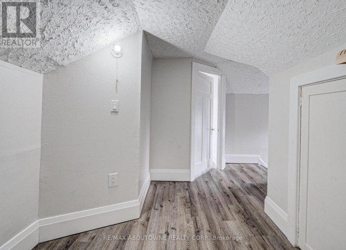 227 EAST 23RD STREET, Hamilton (Eastmount), Ontario, L8V2X2