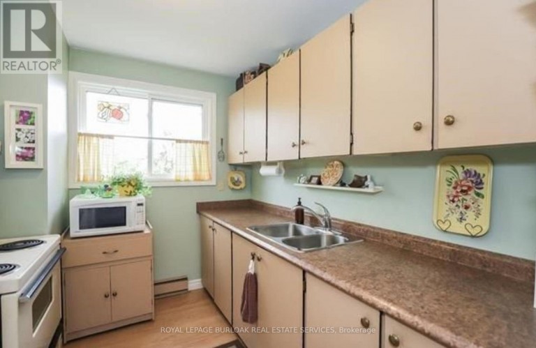 4 - 125 LIVINGSTON AVENUE, Grimsby (Grimsby West), Ontario, L3M4S5