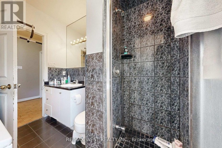 52 HEYDON PARK ROAD, Toronto (Little Portugal), Ontario, M6J2C8