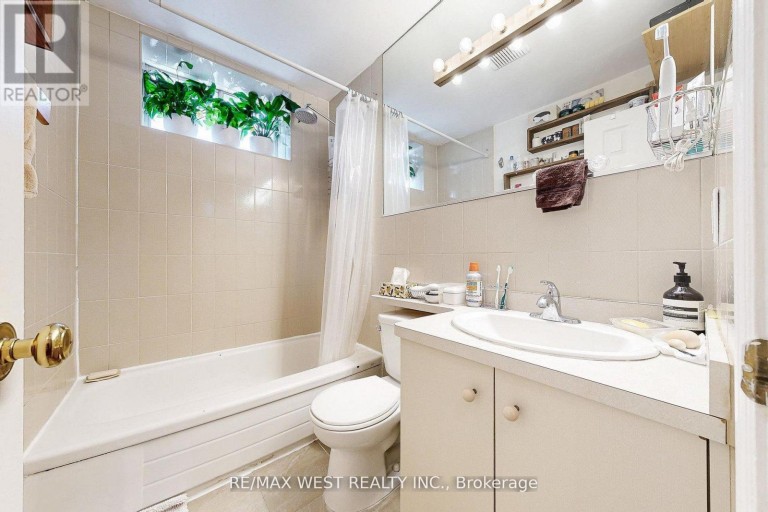 52 HEYDON PARK ROAD, Toronto (Little Portugal), Ontario, M6J2C8
