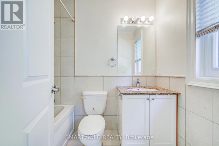 6 BRILL CRESCENT, Toronto (Newtonbrook West), Ontario, M2R2X3