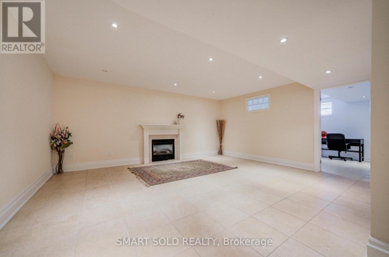 6 BRILL CRESCENT, Toronto (Newtonbrook West), Ontario, M2R2X3