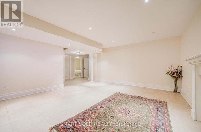6 BRILL CRESCENT, Toronto (Newtonbrook West), Ontario, M2R2X3