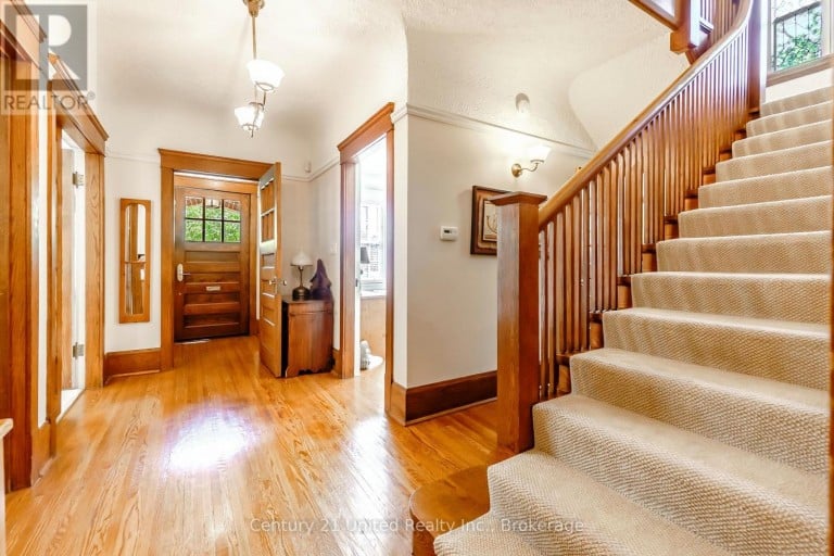 408 BELMONT AVENUE, Peterborough (Town Ward 3), Ontario, K9H4S7