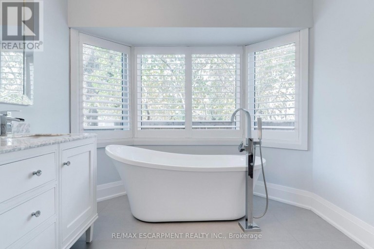 296 KENT CRESCENT, Burlington (Appleby), Ontario, L7L4T1