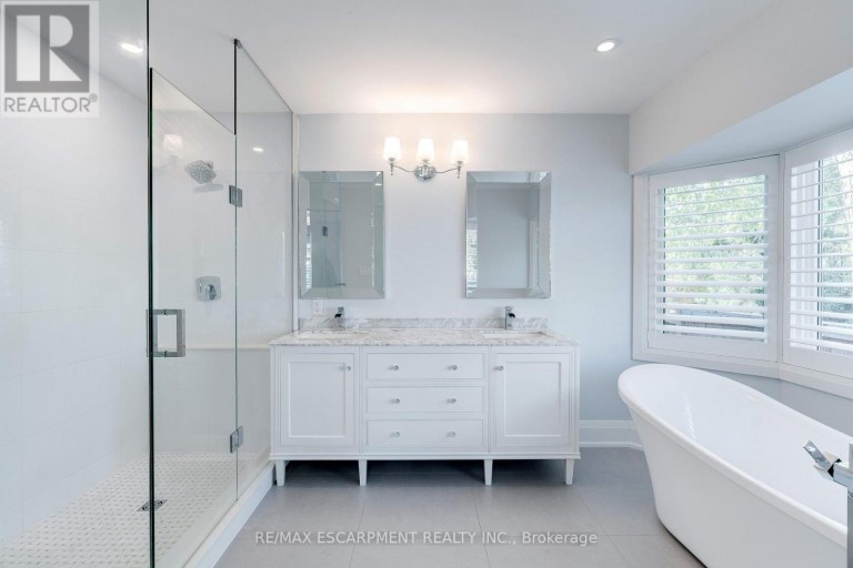 296 KENT CRESCENT, Burlington (Appleby), Ontario, L7L4T1