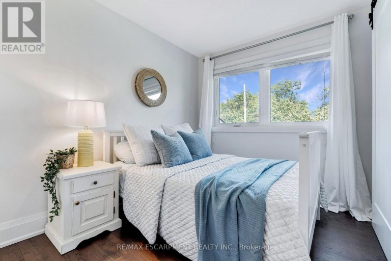 296 KENT CRESCENT, Burlington (Appleby), Ontario, L7L4T1