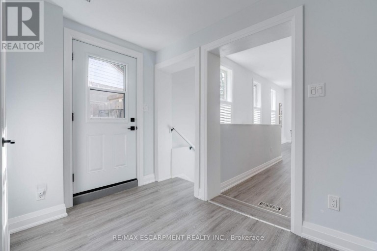 296 KENT CRESCENT, Burlington (Appleby), Ontario, L7L4T1