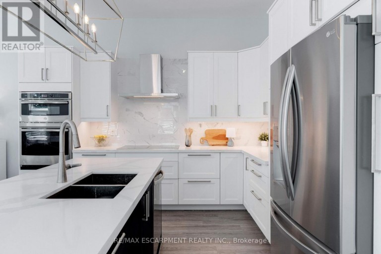 296 KENT CRESCENT, Burlington (Appleby), Ontario, L7L4T1
