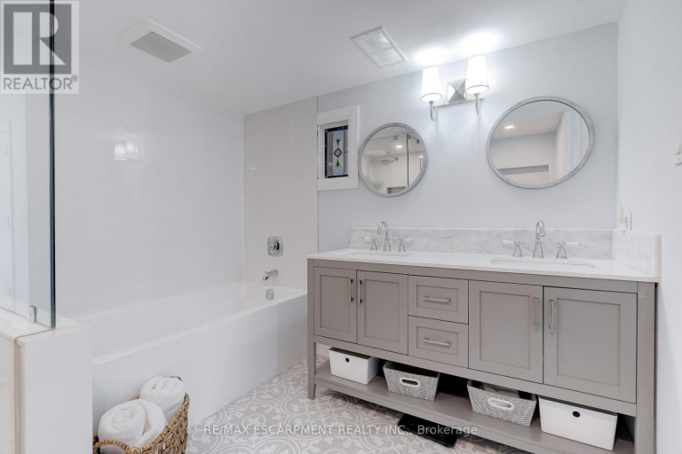 296 KENT CRESCENT, Burlington (Appleby), Ontario, L7L4T1