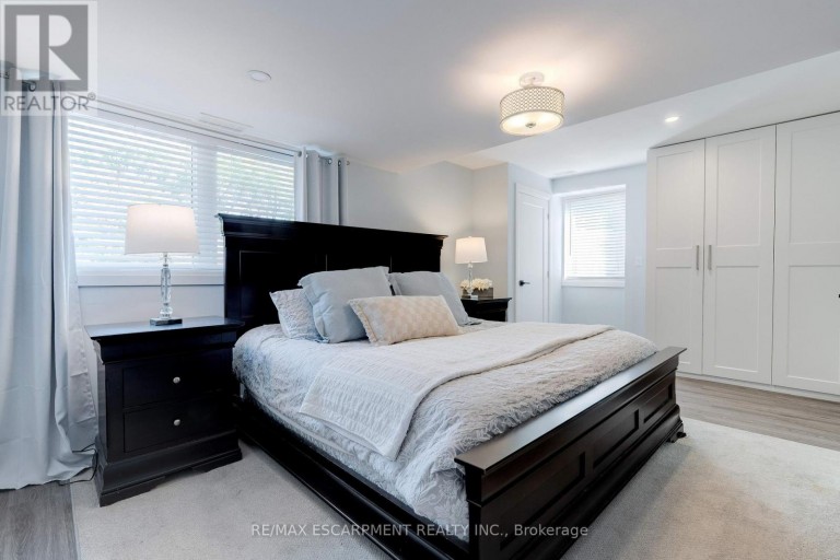 296 KENT CRESCENT, Burlington (Appleby), Ontario, L7L4T1