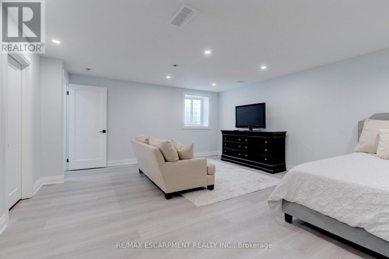296 KENT CRESCENT, Burlington (Appleby), Ontario, L7L4T1