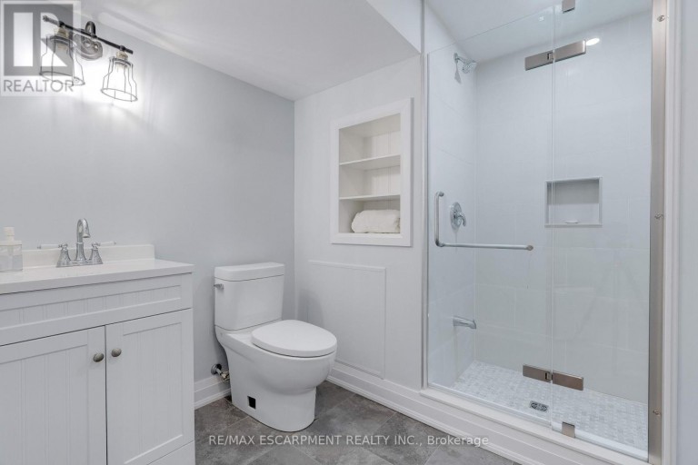 296 KENT CRESCENT, Burlington (Appleby), Ontario, L7L4T1