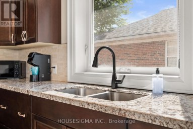 309 BALDWIN STREET Oshawa (Donevan) Ontario photo 7
