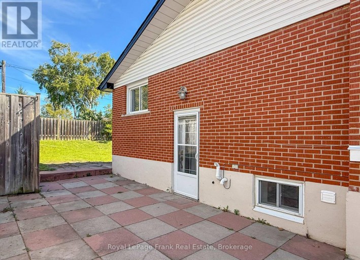 121 LABRADOR DRIVE, Oshawa (Donevan), Ontario, L1H7E4