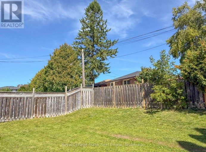121 LABRADOR DRIVE, Oshawa (Donevan), Ontario, L1H7E4