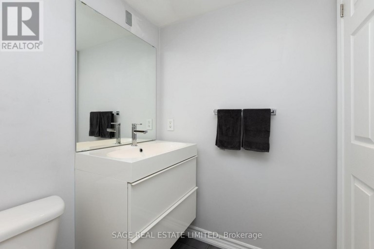 502 - 120 DALLIOMORE CIRCLE, Toronto (Banbury-Don Mills), Ontario, M3C4J1
