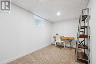1 BARBER AVENUE Guelph (Exhibition Park) Ontario photo 25