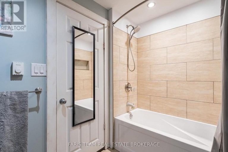 18 POYNTZ STREET, Penetanguishene, Ontario, L9M1M4