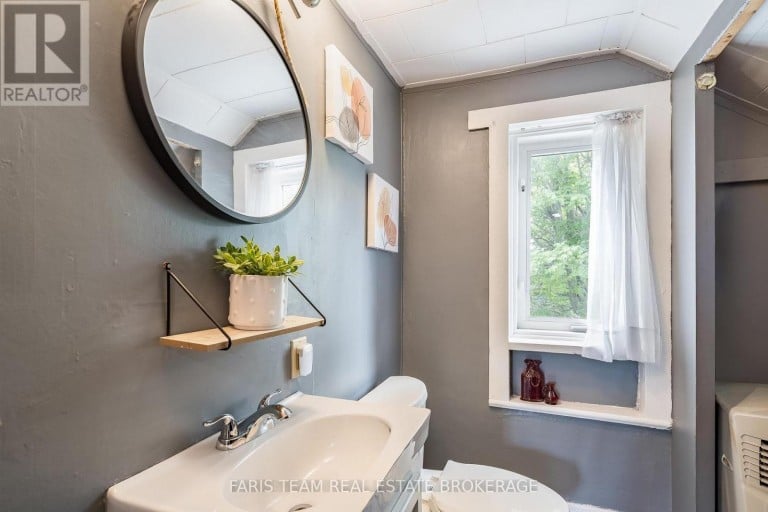 18 POYNTZ STREET, Penetanguishene, Ontario, L9M1M4